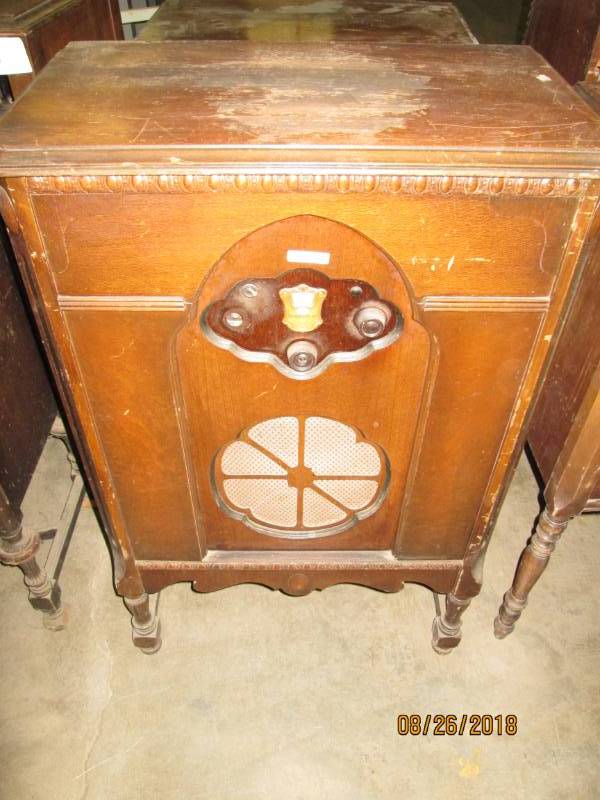 lot 84 image: Vintage Console Radio, Atwater Kent...