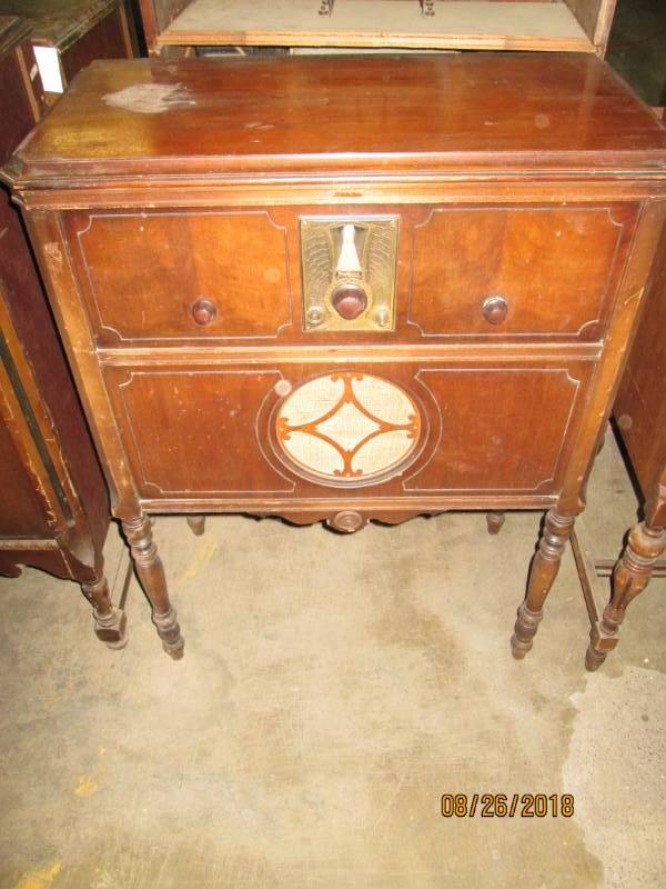 lot 85 image: Vintage Console Radio, Philco 86, 8...