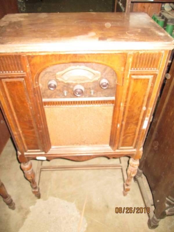 lot 86 image: Vintage Console Radio, Atwater Kent...