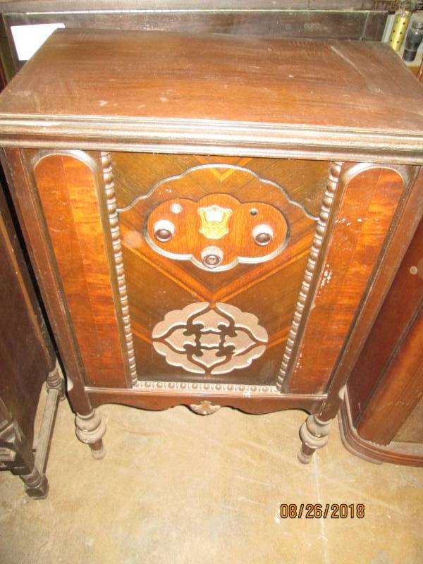 lot 88 image: Vintage Console Radio, Atwater Kent...