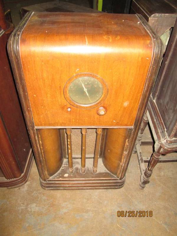 lot 90 image: Vintage Console Radio, Coronado 650...
