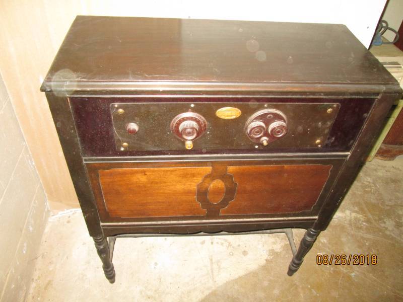 lot 93 image: Vintage Console Radio, Atwater Kent...