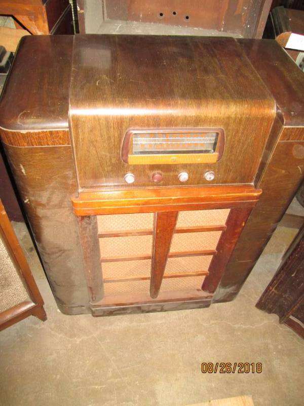 lot 95 image: Vintage Console Radio, Wards Airlin...