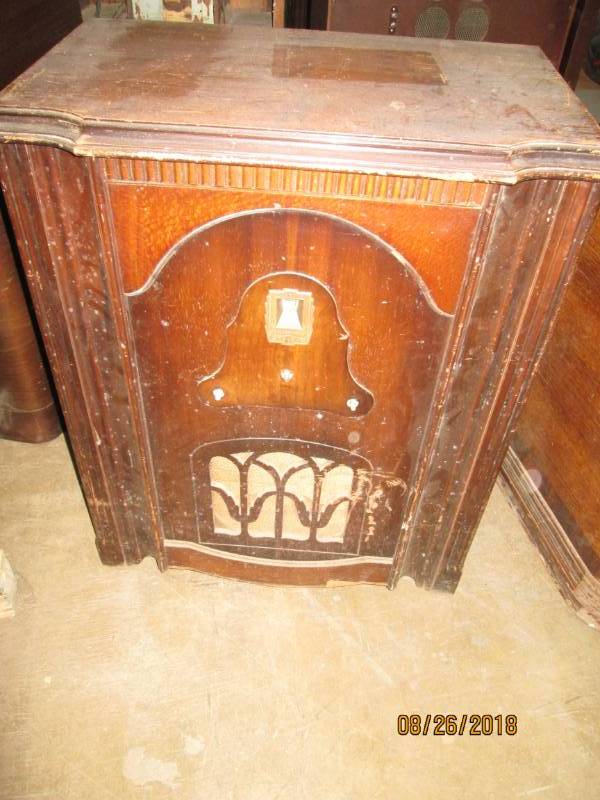 lot 96 image: Vintage Console Radio, Sears Airlin...