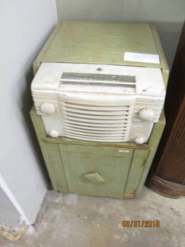 lot 98 image: Vintage Console Radio, Westinghouse...