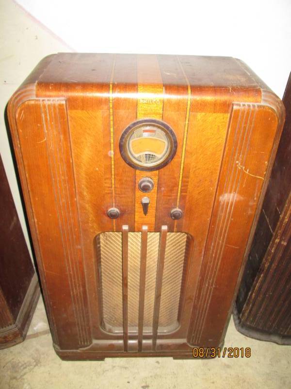lot 100 image: Vintage Console Radio, Philco 37-64...