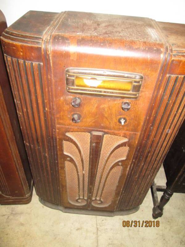 lot 101 image: Vintage Console Radio, G.E. E-86  8...