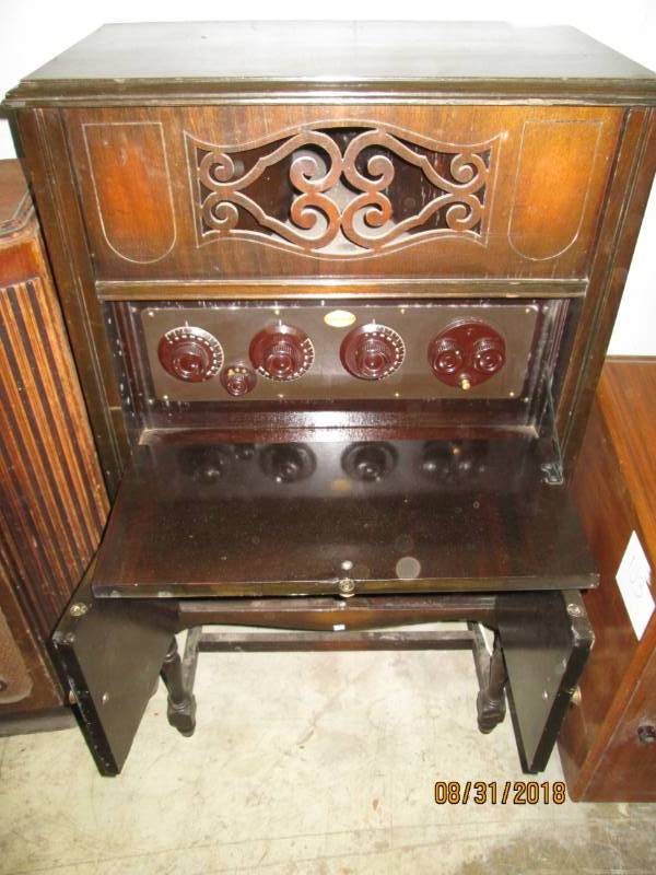 lot 102 image: Vintage Console Radio, Atwater Kent...