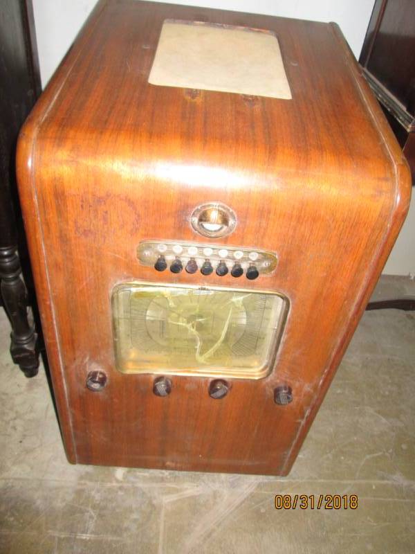 lot 103 image: Vintage Console Radio, Chairside, 8...