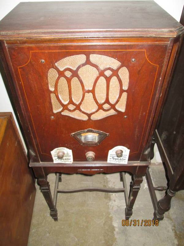 lot 104 image: Vintage Console Radio, Majestic Mod...
