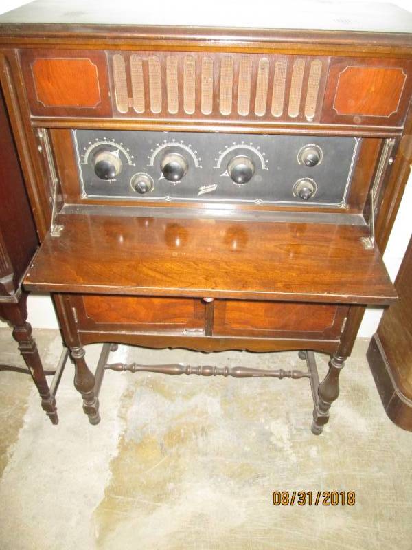 lot 105 image: Vintage Console Radio, Silvertone N...