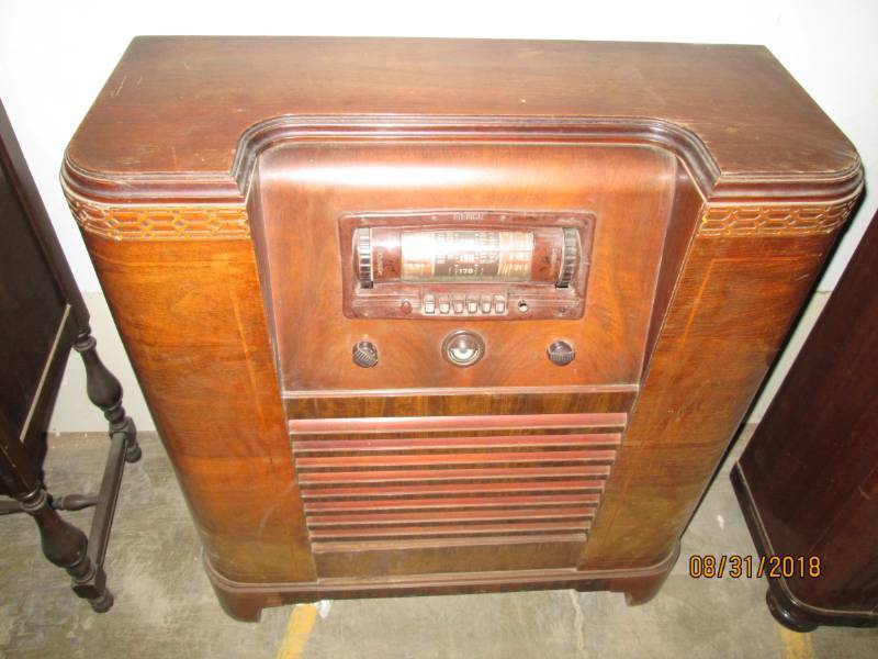 lot 106 image: Vintage Console Radio, Wards Airlin...