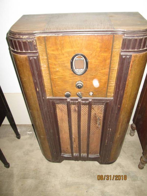 lot 109 image: Vintage Console Radio, Philco 8 tub...