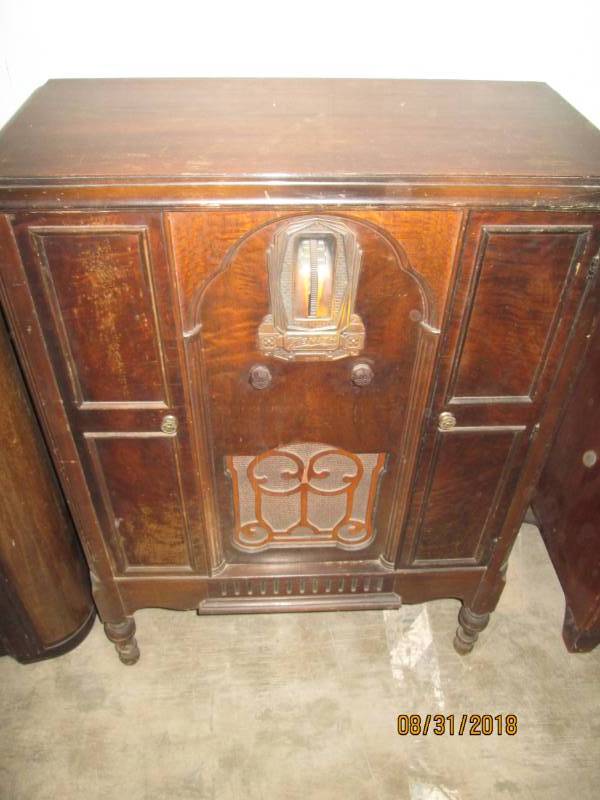 lot 110 image: Vintage Console Radio, Zenith Model...
