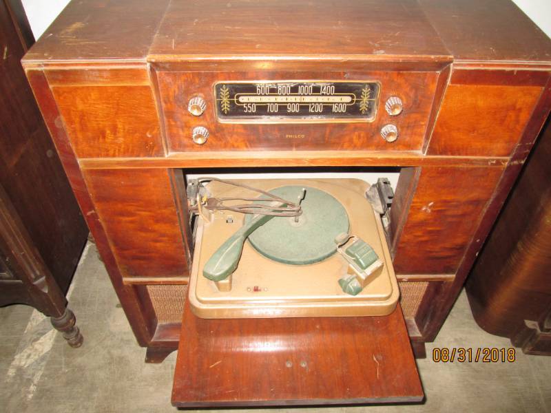 lot 111 image: Vintage Console Radio, Philco 48-12...