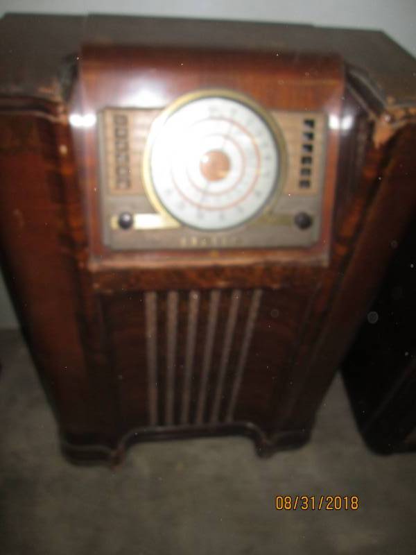 lot 113 image: Vintage Console Radio, Crosley 02CB...