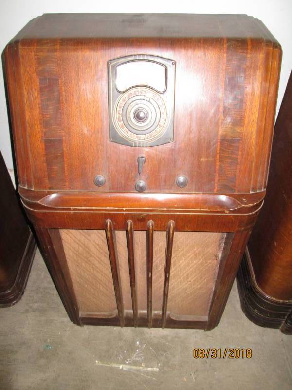 lot 114 image: Vintage Console Radio, Philco 38-3 ...