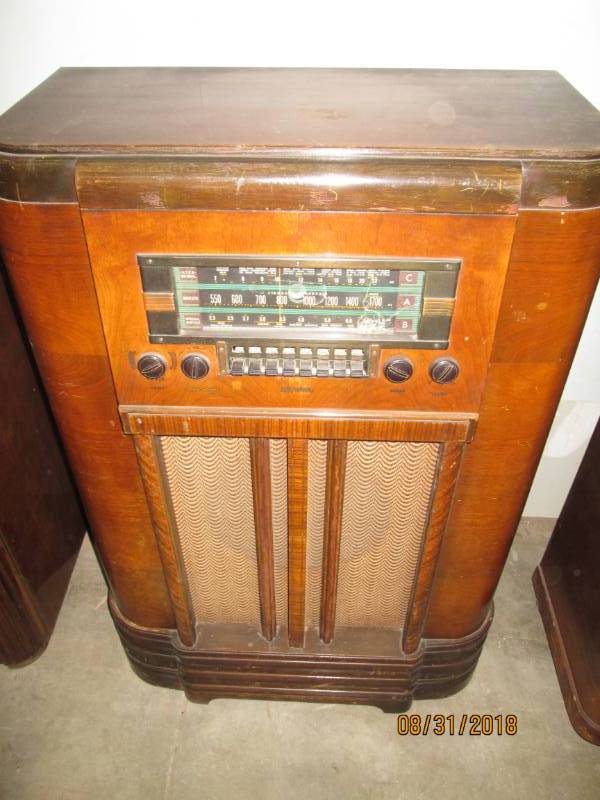 lot 115 image: Vintage Console Radio, RCA Model K8...