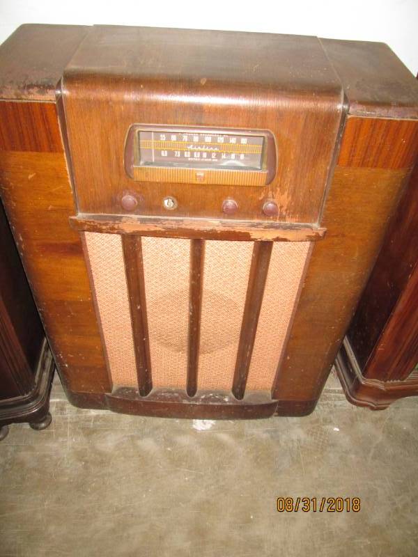 lot 123 image: Vintage Console Radio, Wards Airlin...