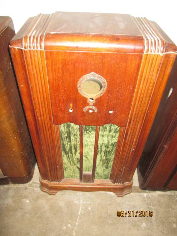 lot 124 image: Vintage Console Radio, empty cabine...