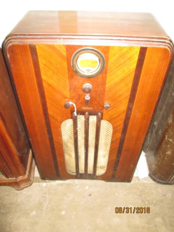 lot 125 image: Vintage Console Radio, Philco 37-61...