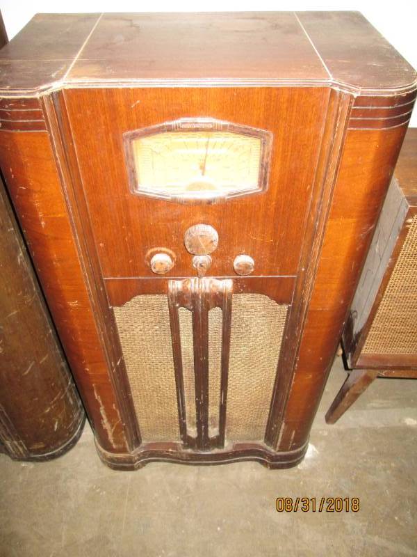 lot 127 image: Vintage Console Radio, Sears Silver...