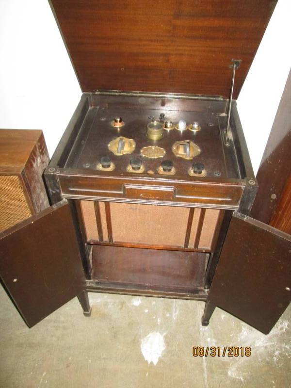 lot 129 image: Vintage Console Radio, RCA Radiola ...