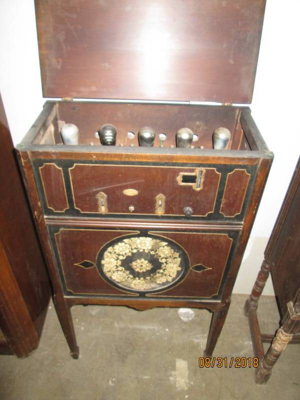 lot 131 image: Vintage Console Radio, Crosley  5 t...