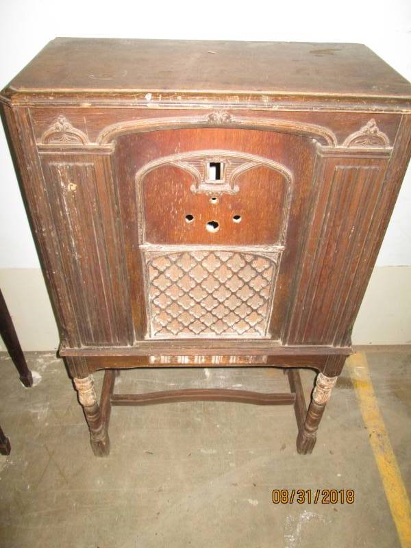 lot 132 image: Vintage Console Radio, Radiola empt...