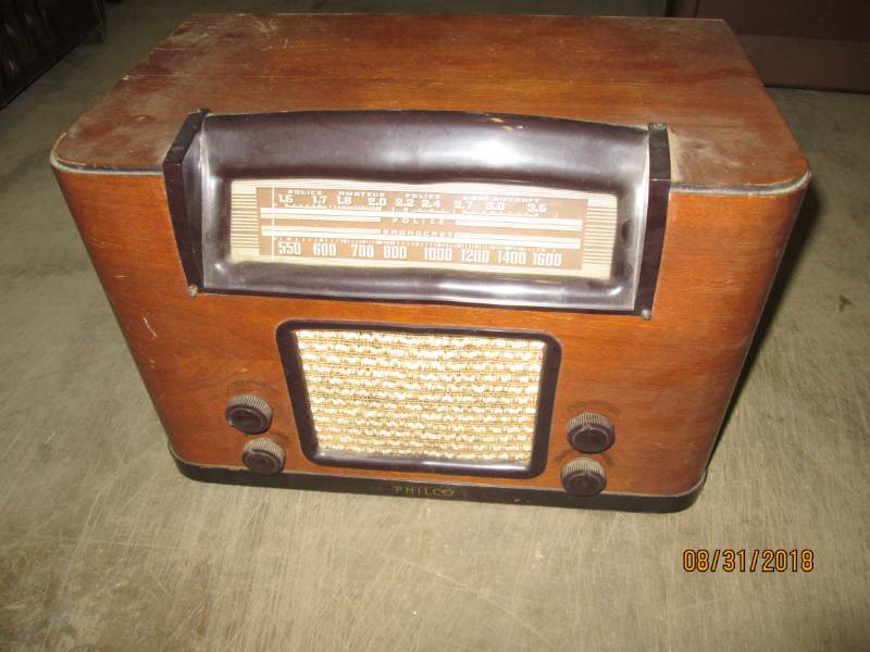 lot 133 image: Vintage Console Radio, Philco 41-23...