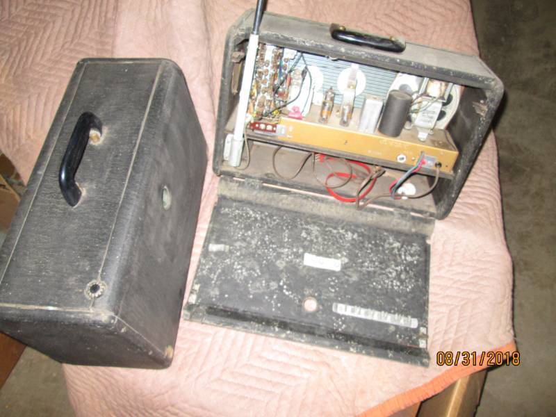 lot 134 image: 2Vintage Radios, Zenith 5H40 good c...