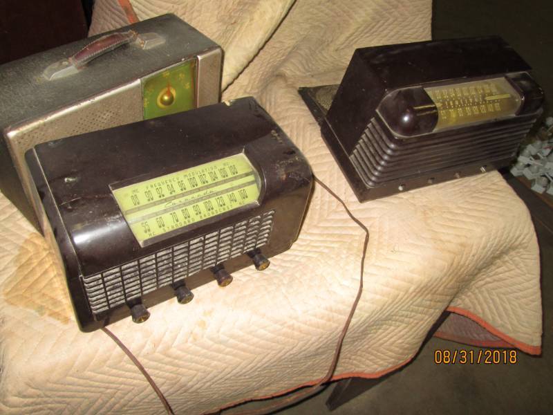 lot 140 image: 3 Assorted table radios, 11 tubes a...