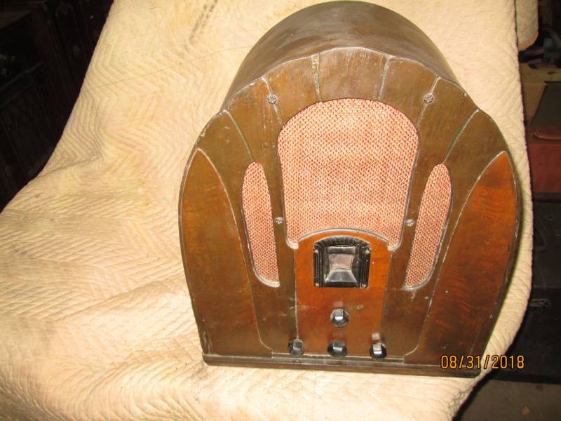 lot 150 image: Philco 18118, 8 tube chassis, all ...