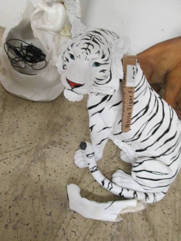 lot 14 image: White Tiger Dcor Piece - damaged...
