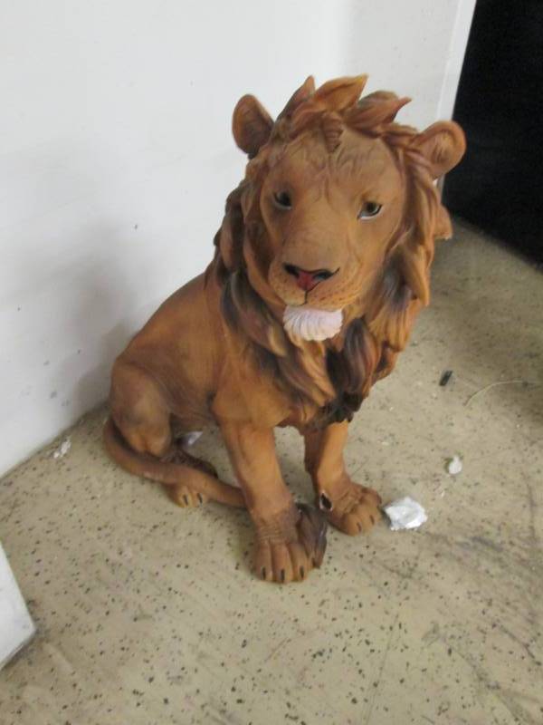 lot 18 image: Lion Dcor Piece- damaged...