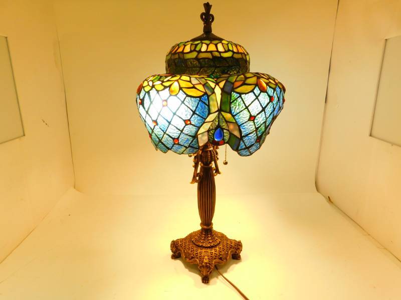 lot 1 image: Antique Tiffany Style Lamp