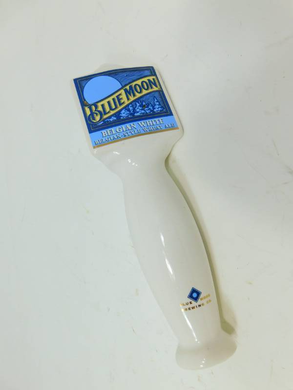 lot 15 image: White Ceramic Blue Moon Beer Tapper Topper