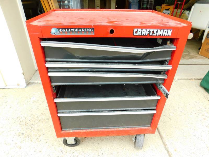 lot 88 image: Red Craftsman Tool Chest On Casters