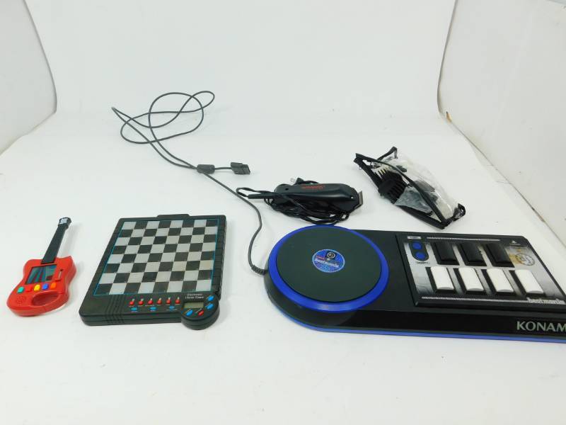 lot 102 image: Miscellaneous Electronic Games & A Sunbeam Hair Clipper