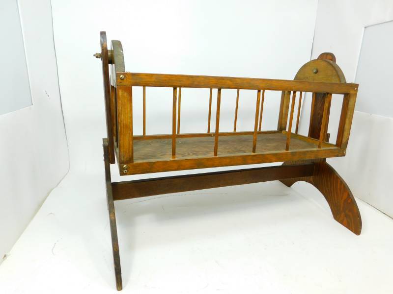 lot 123 image: Vintage Cradle