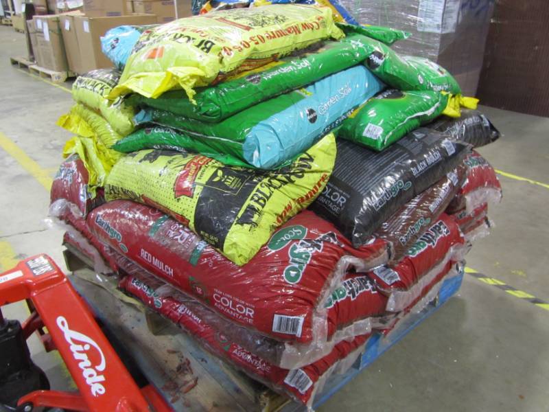 lot 125 image: PALLET OF POTTING SOIL, FERTILIZER & MULCH