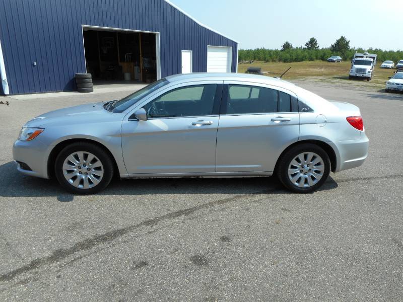lot 3 image: 2012 Chrysler 200 LX