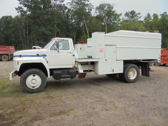 lot 5 image: 1994 Ford F700 Diesel
