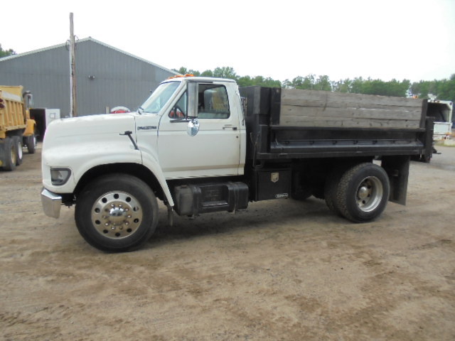 lot 6 image: 1998 Ford F800