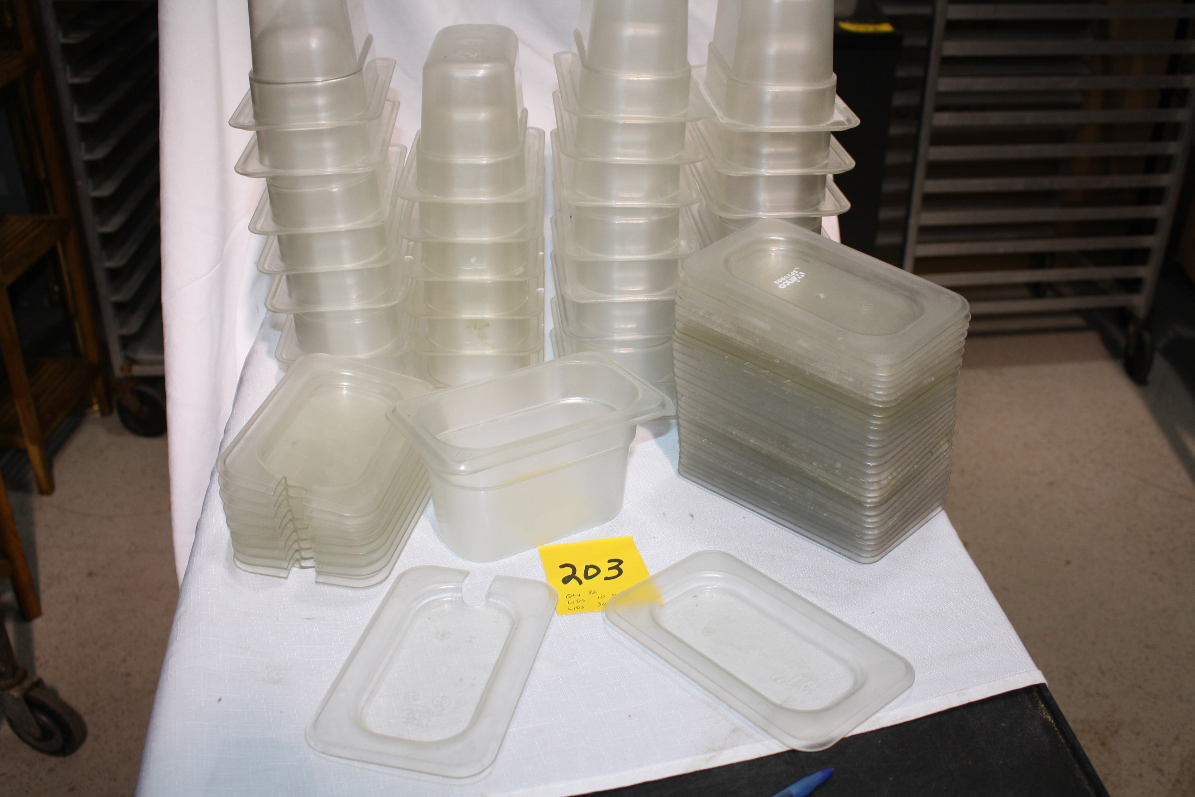 Platic containers 19 and lids