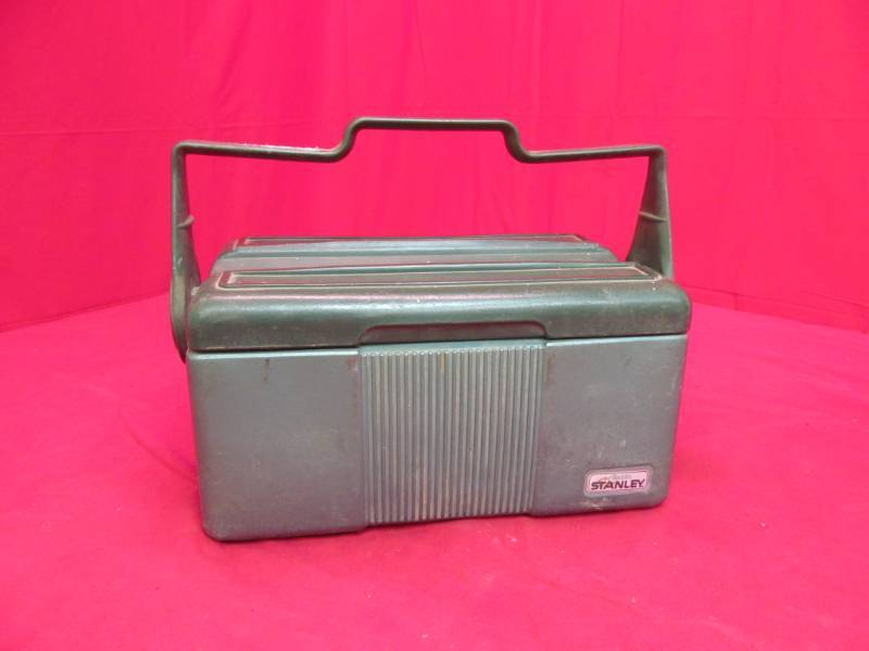 lot 12 image: stanley lunch cooler
