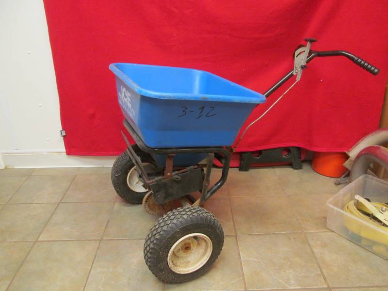 lot 49 image: Ice Buster spreader