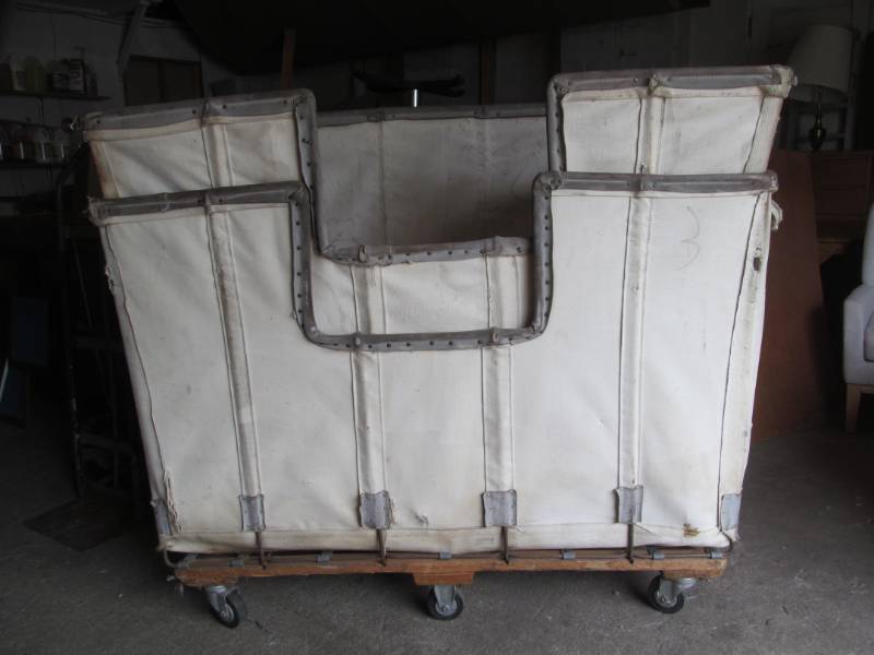 lot 99 image: laundry cart
