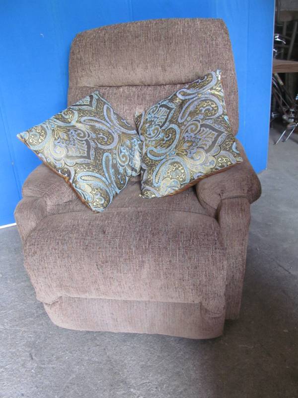 lot 109 image: rocker recliner
