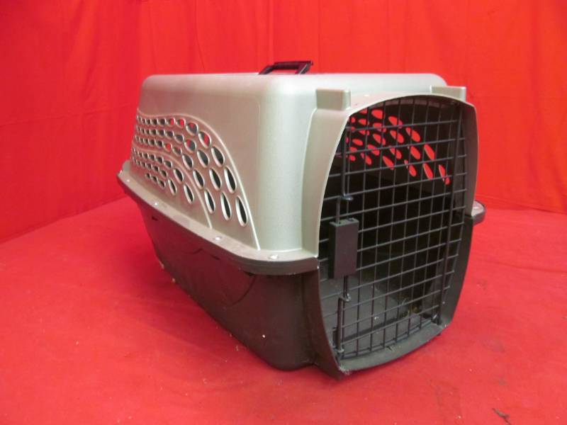 lot 121 image: pet carrier